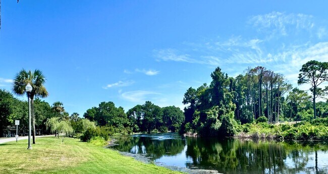 Building Photo - Adorable 3B/2.5B Unfurnished Townhome located in Twin Lakes Neighborhood!