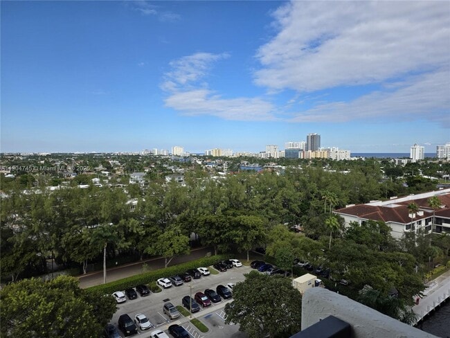 Building Photo - 3200 Port Royale Dr N