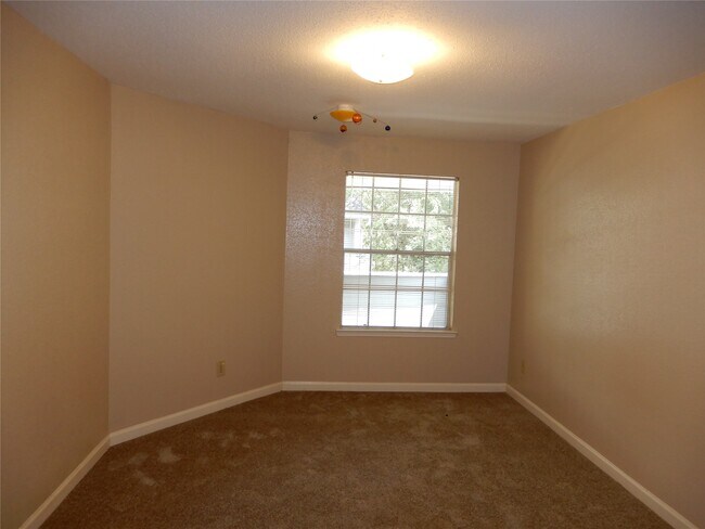 Building Photo - 9797 Leawood Blvd