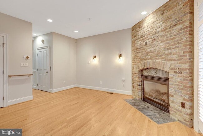 Building Photo - 229 Locust St SE