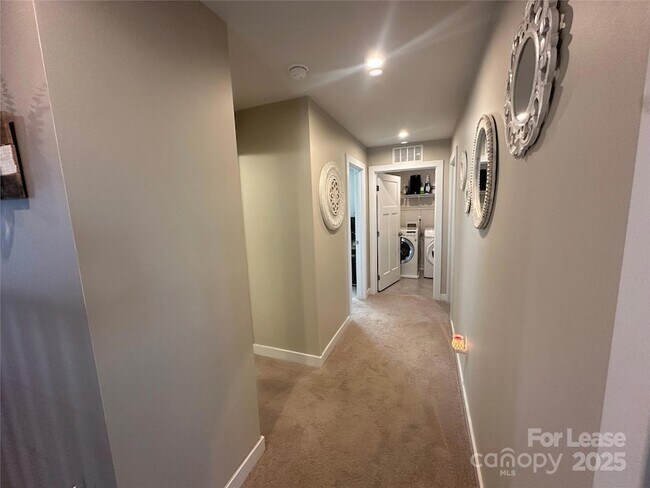 Building Photo - 1539 Spruce Ln