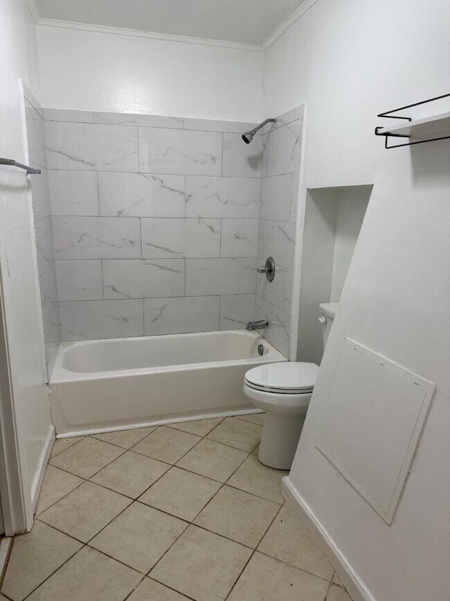 Building Photo - 721 Wedgewood Dr