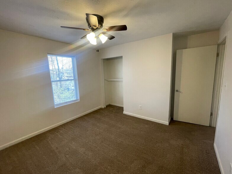 Building Photo - 2330 Parkland Ave