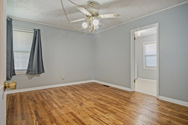 Building Photo - 433 Showalter Dr