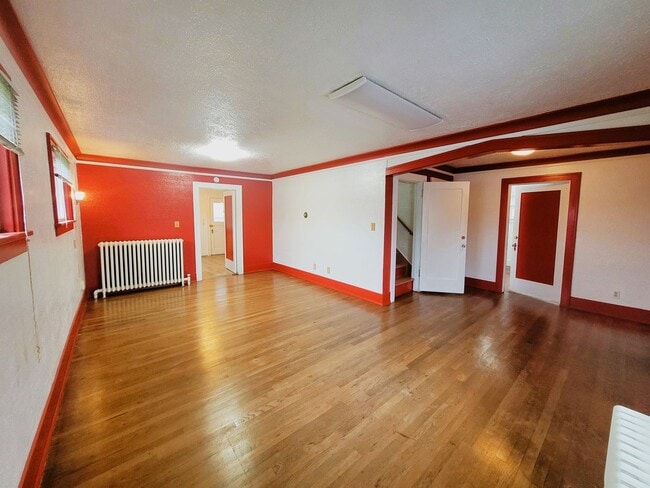 Building Photo - Spacious Unique Home in Central Location