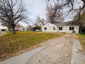 Building Photo - 3 bedroom 1 bathroom house with large yard!