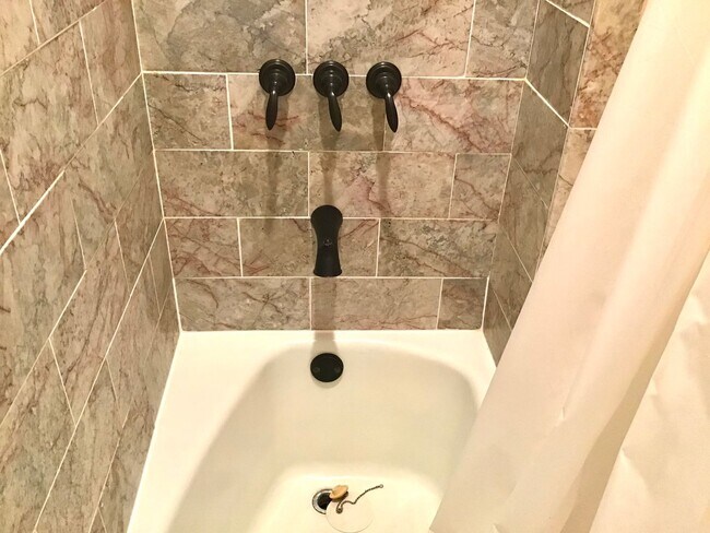 Building Photo - Modern, beautiful 3Bdrm, 2ba unfurnished i...