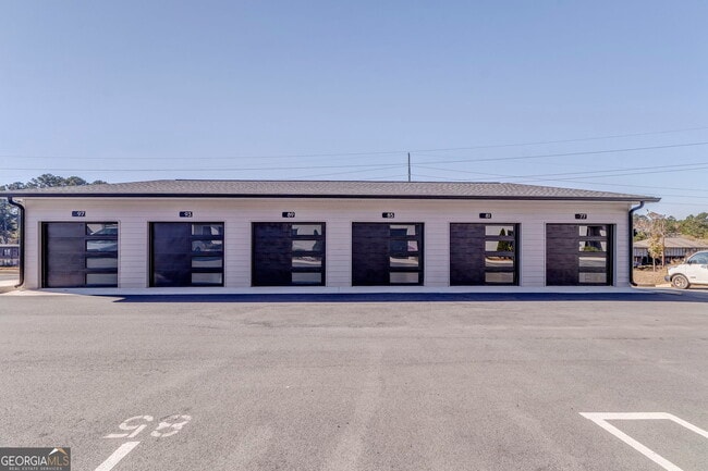 Building Photo - 77 Chateau Dr SE