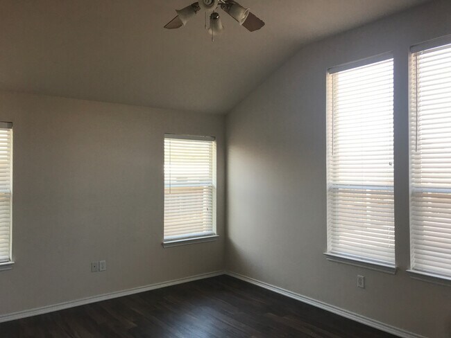 Building Photo - 4/2/2 Fenced yard NORTH LONGVIEW