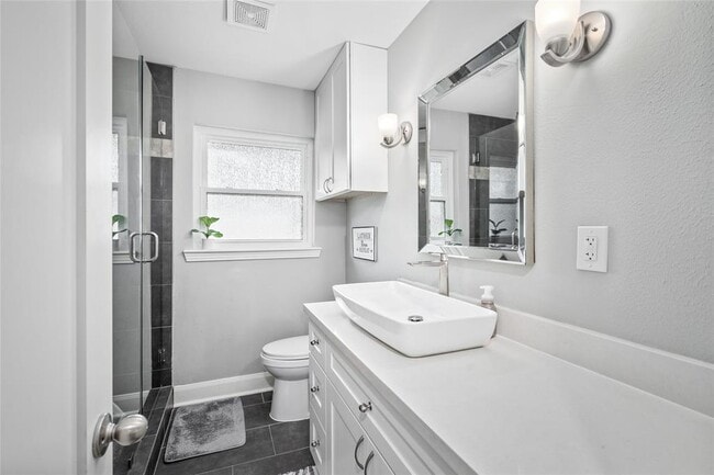 Building Photo - 2327 Chantilly Ln