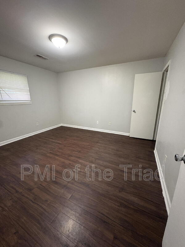 Building Photo - 1600 Oak Croft St