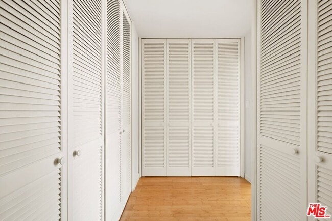 Building Photo - 2120 Linda Flora Dr