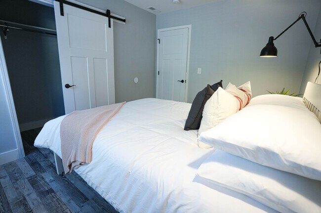 Building Photo - 1027 W 5th St