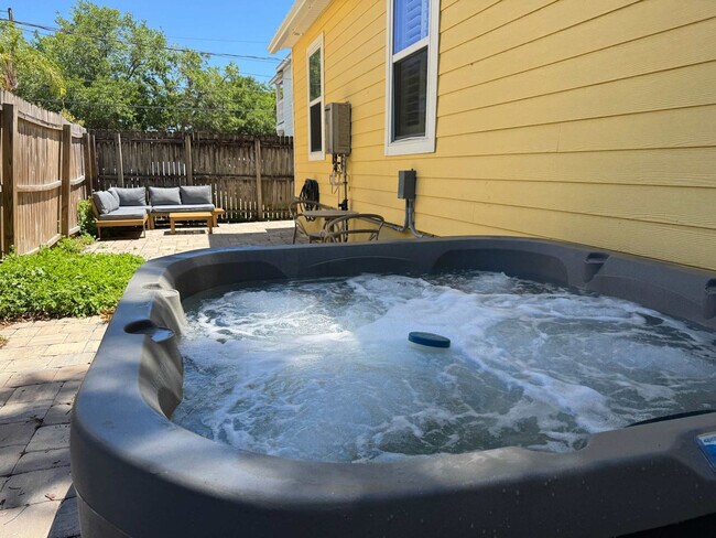 Building Photo - 104 Cedar St