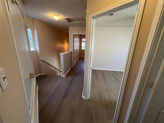 Building Photo - 513 Crater Lake Dr