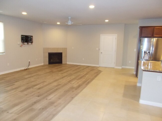 Building Photo - Immaculate 4 BR, 3.5 Bath, 2 Car Garage Ho...
