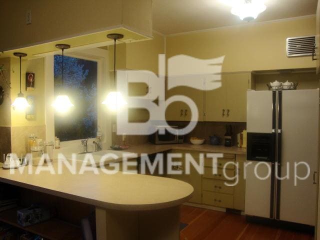 Building Photo - Charming Sellwood Home Offers Lots of Character & Charm!