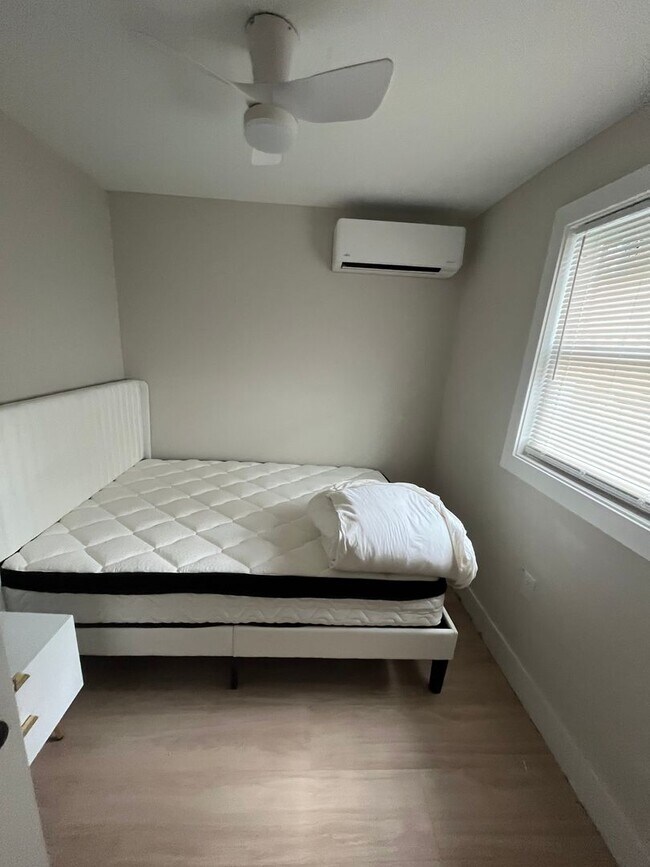 Building Photo - 308-310 E 11th St