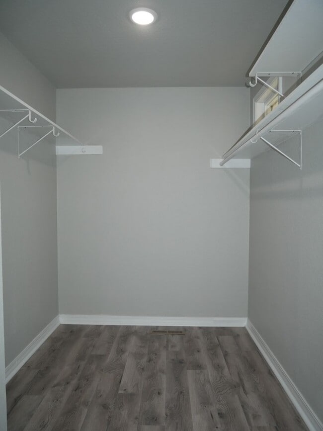 Building Photo - Gorgeous 4 bedroom, 2.5 bath House on a 1 ...