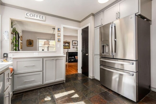 Building Photo - Spacious 4BR Home with Finished Lower Level & Fenced Yard in Upper Arlington