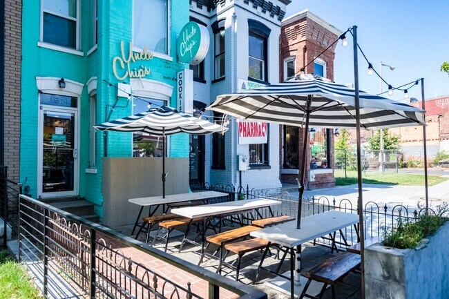 Building Photo - 3 Bed 2.5 Bath - Bloomingdale Condo - 1 Assigned Parking Space