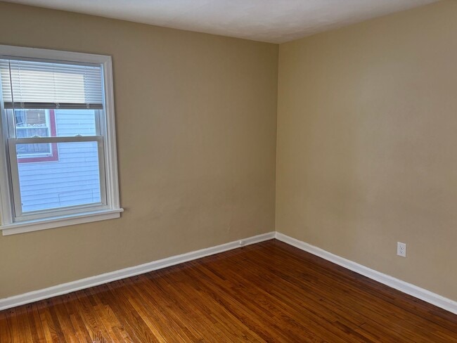 Building Photo - 3 Bedroom House