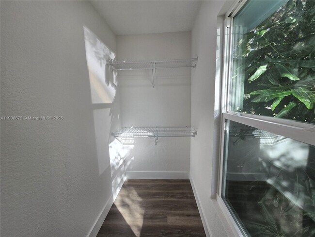 Building Photo - 541 SE Penn Ave