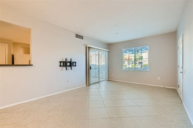 Building Photo - GATED 1ST FLOOR 2 BED, 2 BATH TOWNHOME IN ...