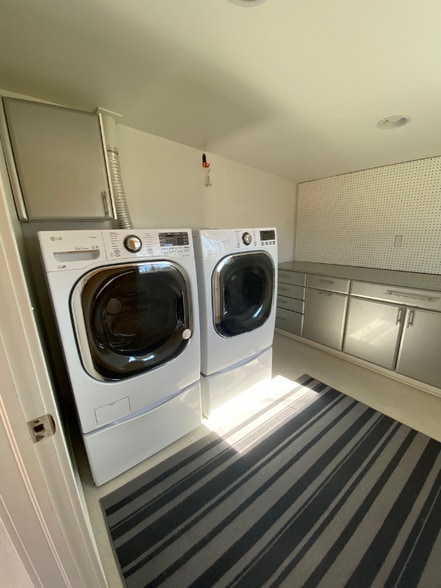 Building Photo - 1368 S Edison Way