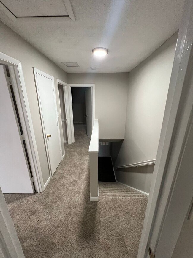 Building Photo - COMING SOON!!! 3 bed 1.5 bath TOWNHOME!!