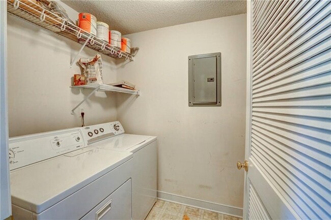 Building Photo - 4620 Twin Hickory Lake Dr