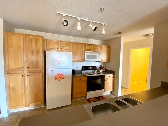 Building Photo - 4 Bedroom Condo in Harts Cove!