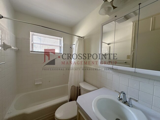 Building Photo - 3 Bedroom 1.5 Bath with Office Space!