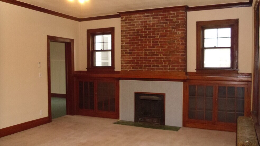Building Photo - 715 Elm St