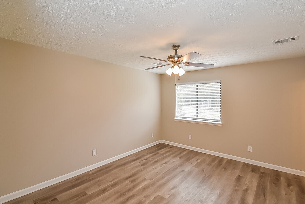 Building Photo - 306 River Chase Dr