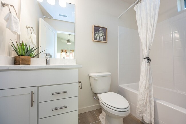 Building Photo - Carefree living in vibrant downtown Puyallup!