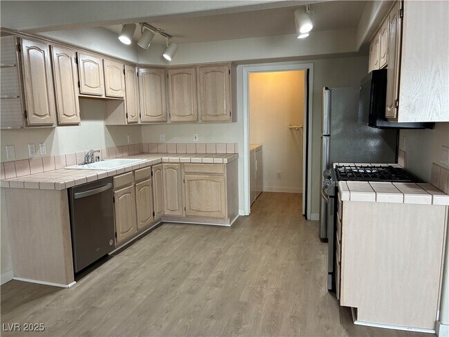 Building Photo - 701 Capri Dr