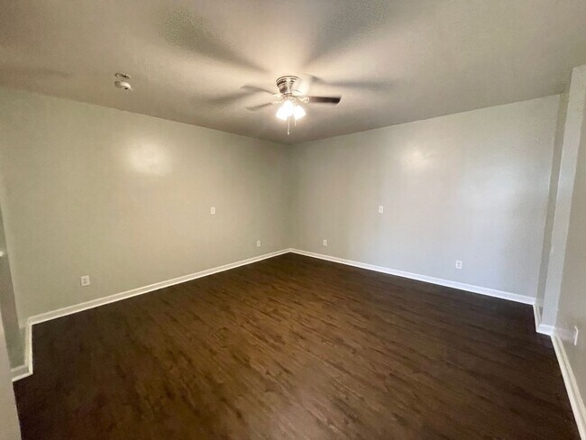 Building Photo - Large Home in Great Location close to USC