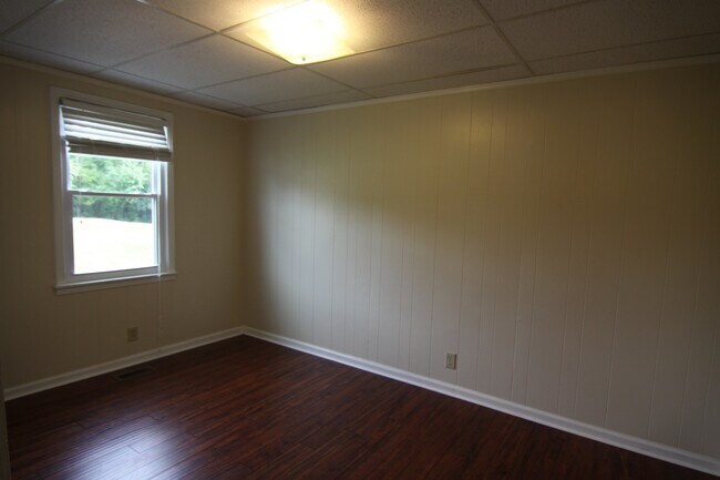 Building Photo - 3 Bedroom Home For Rent Near Downtown Clar...