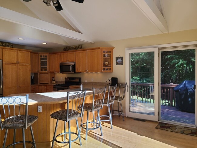 Building Photo - Beautiful 3 Bedroom House - Cozy Up This W...