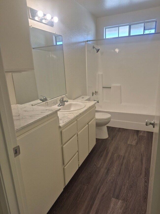 Building Photo - Unit 40 - Spacious 2nd Floor 1 Bed 1 Bath Apartment Home in Anaheim