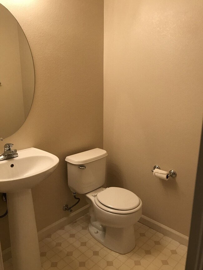 Building Photo - Beautiful 4 Bedroom, 2.5 Bath Master BR downstairs Tracy Home