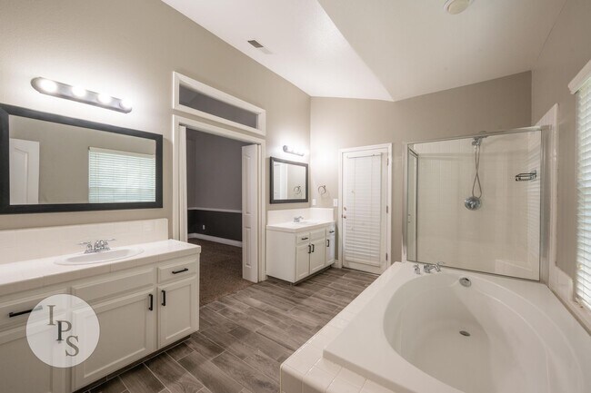 Building Photo - North West Fresno Modern/Updated Home, 3BR/2BA, Built 2004 - Lots of Amenities!
