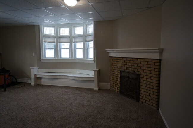Building Photo - 326 N 10th Ave E
