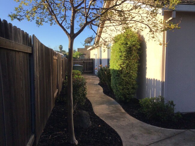 Building Photo - Woodcreek Oaks home - three bedroom