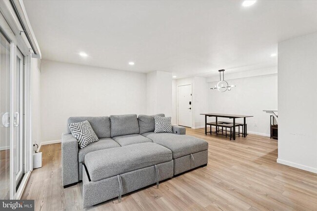 Building Photo - 207 Stockton Ct