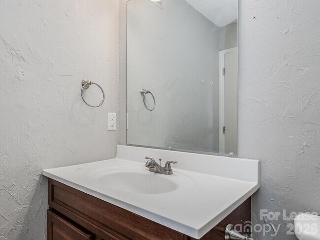 Building Photo - 406 W 9th St