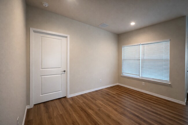 Building Photo - AVAILABLE NOW; APPLY AT OUR WEBSITE TODAY!!