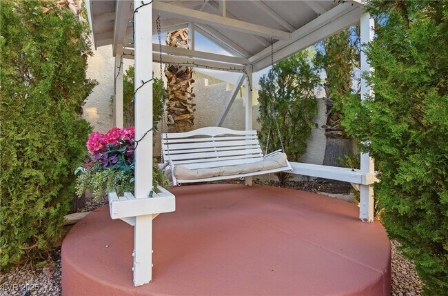 Building Photo - 2001 Madagascar Ln