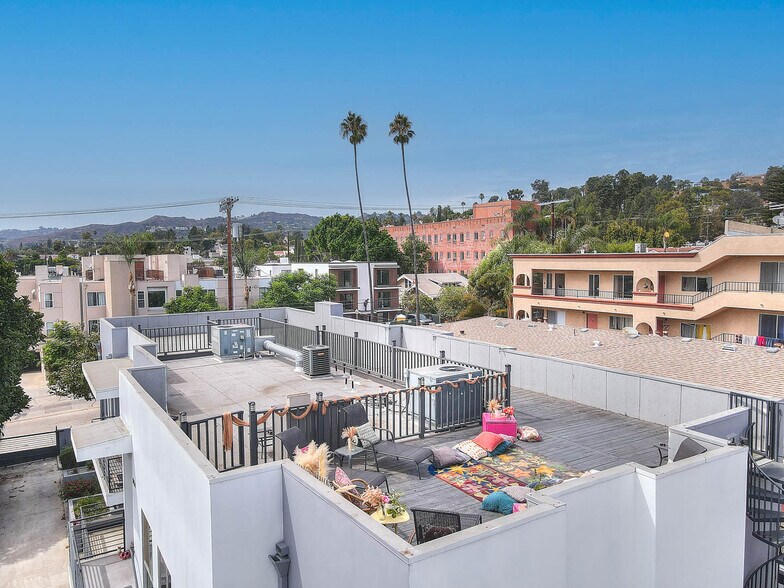 Building Photo - 1952 N Beachwood Dr